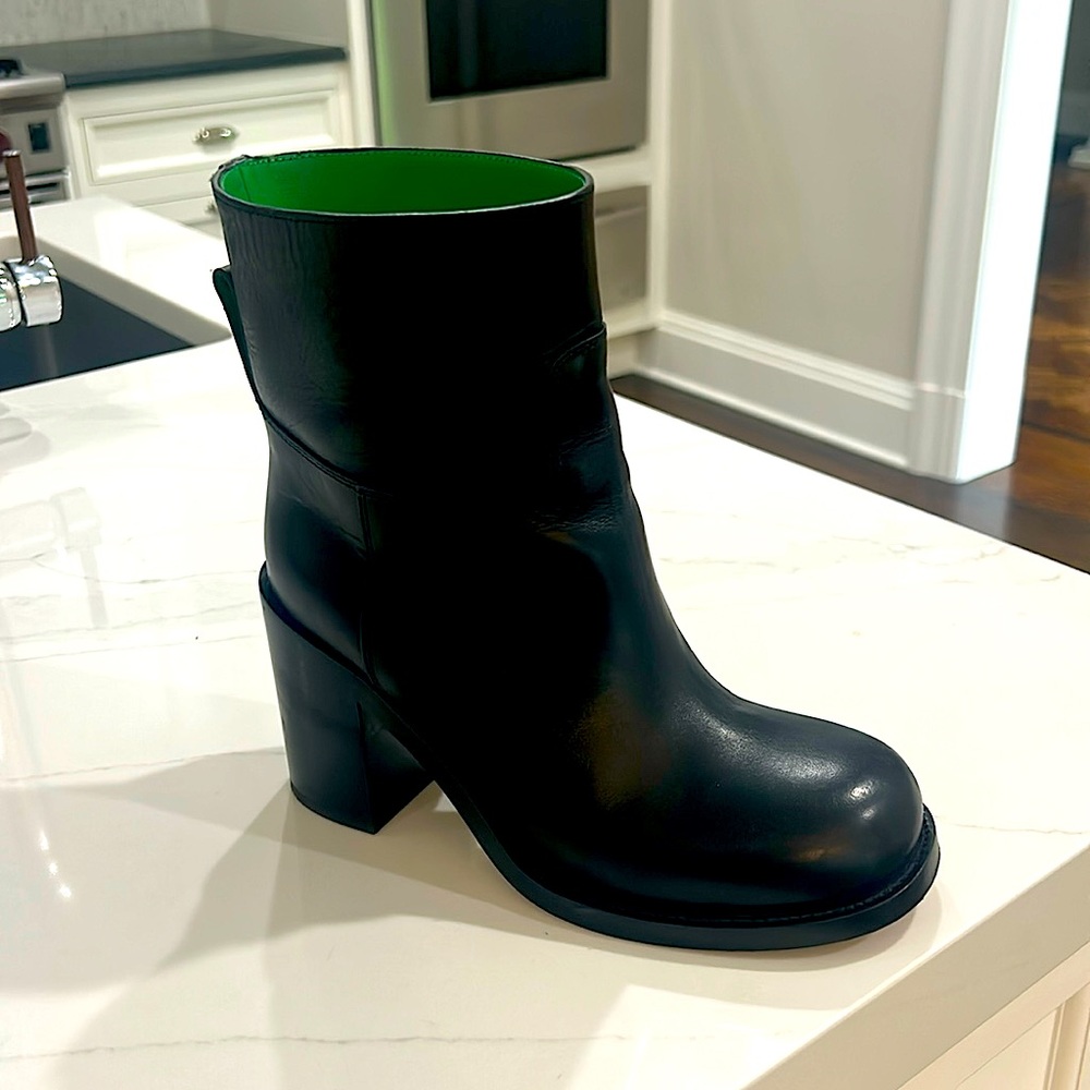 Bottega Veneta Black Heeled Boots Sleek Minimalist Design